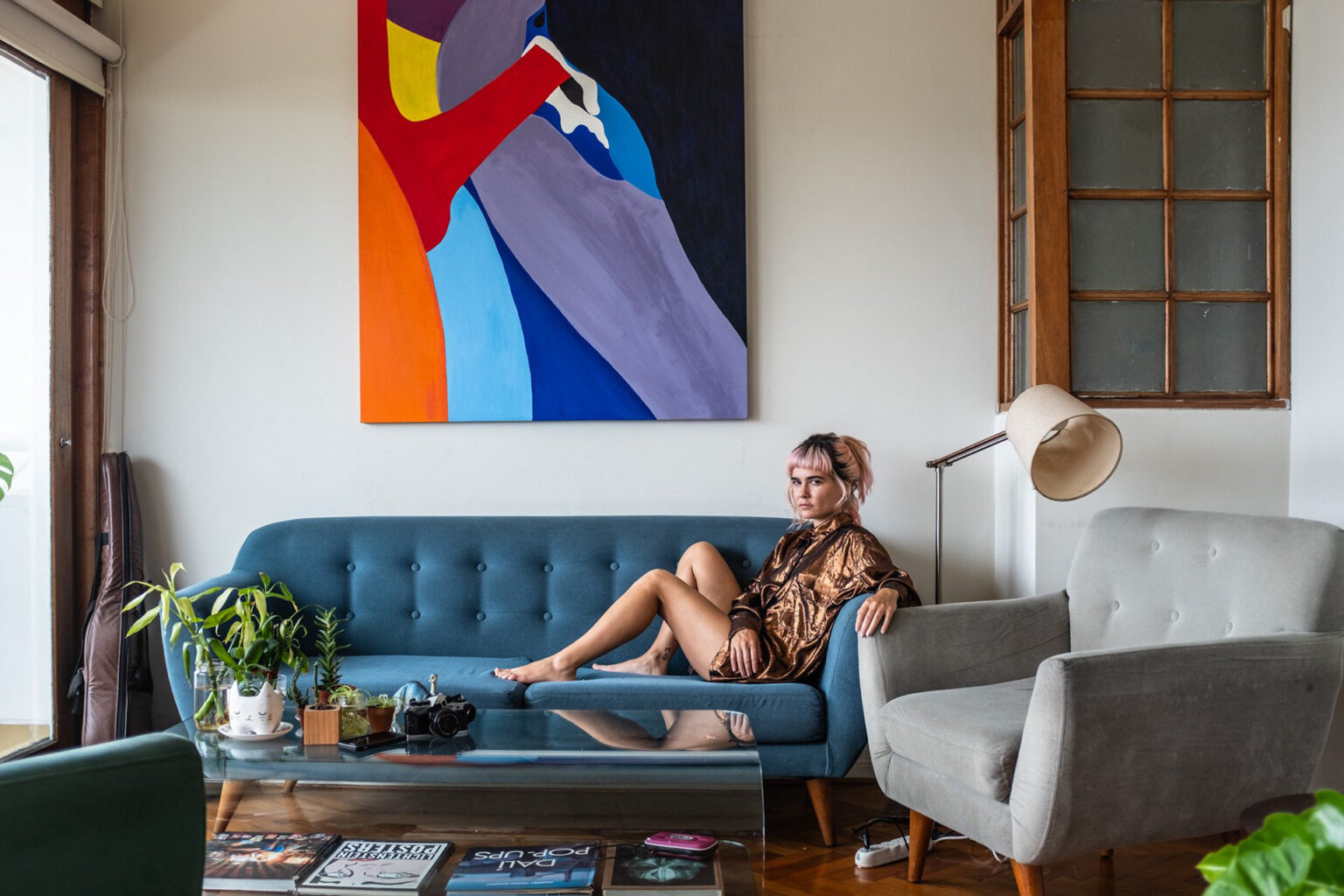 Retrato de personaje en un interior con luz de ventana