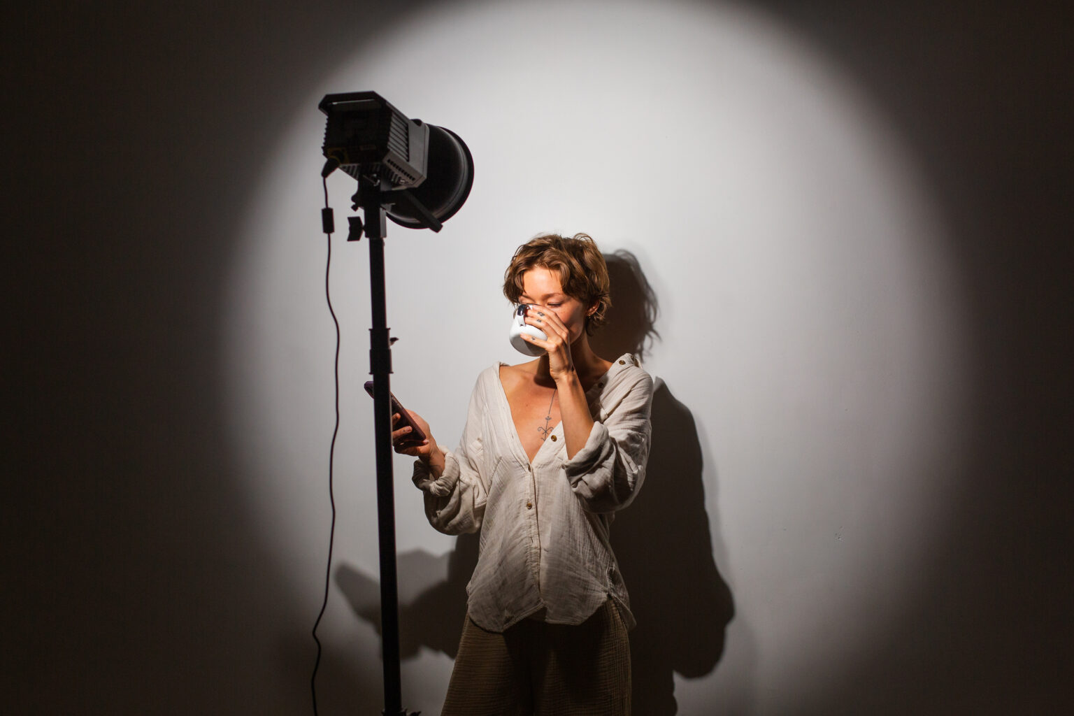 Retrato de estudio con la fuente de luz continua visible dentro del encuadre