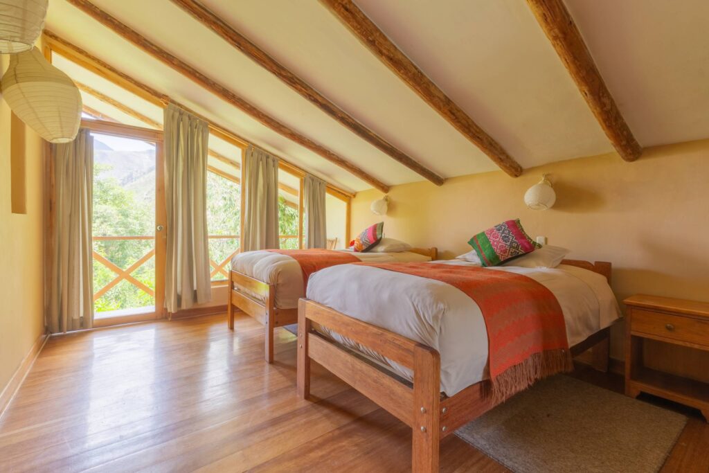 Habitación doble compartida con baño privado en una de las casas del campus