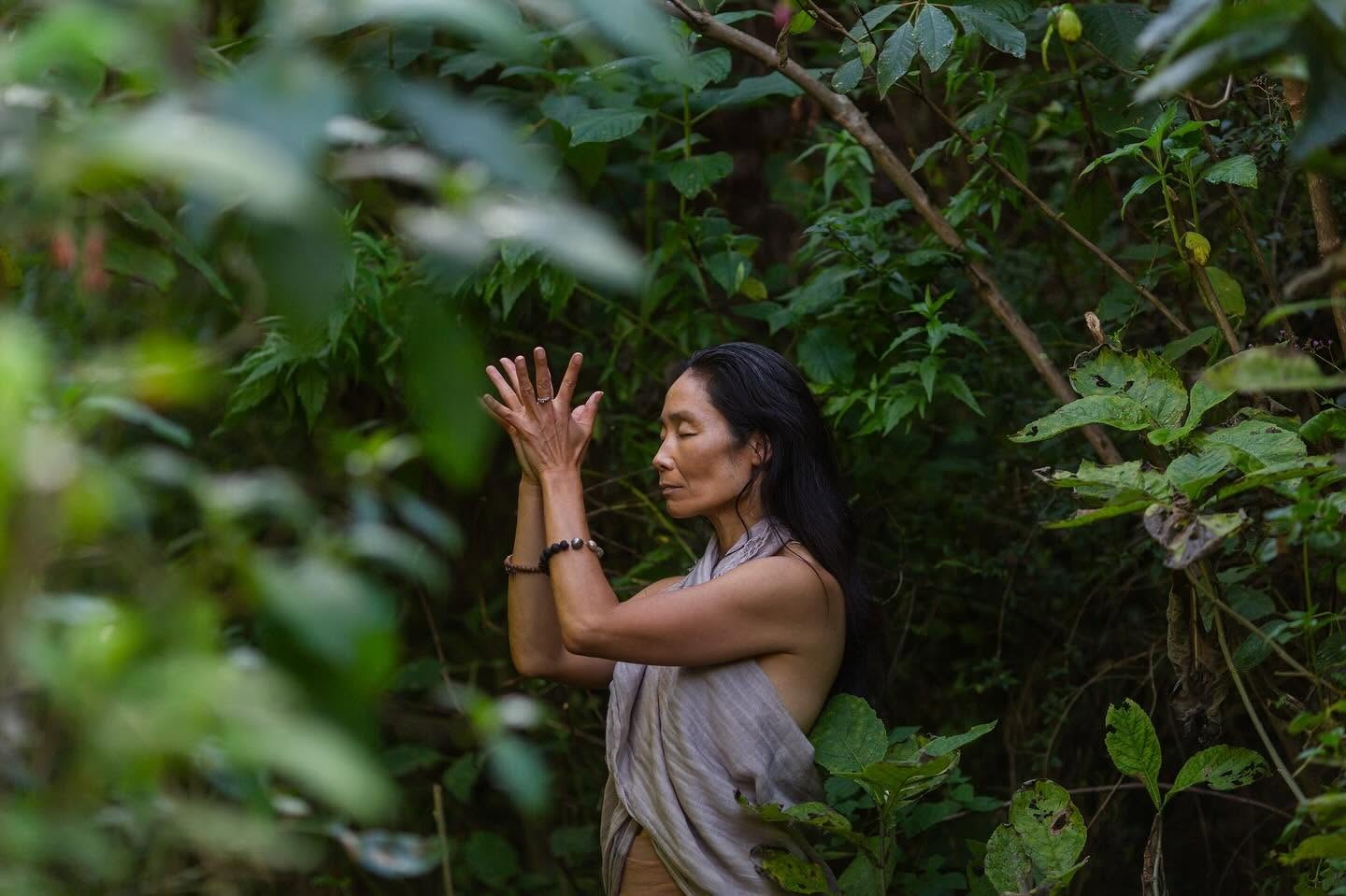 Retrato en exteriores entre la vegetación de la quebrada, con luz natural