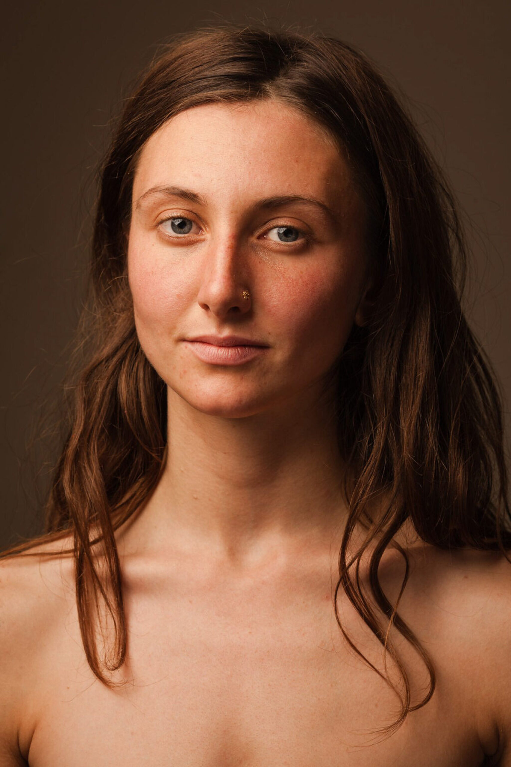 Retrato frontal de estudio con luz suave y modelado limpio sobre el rostro